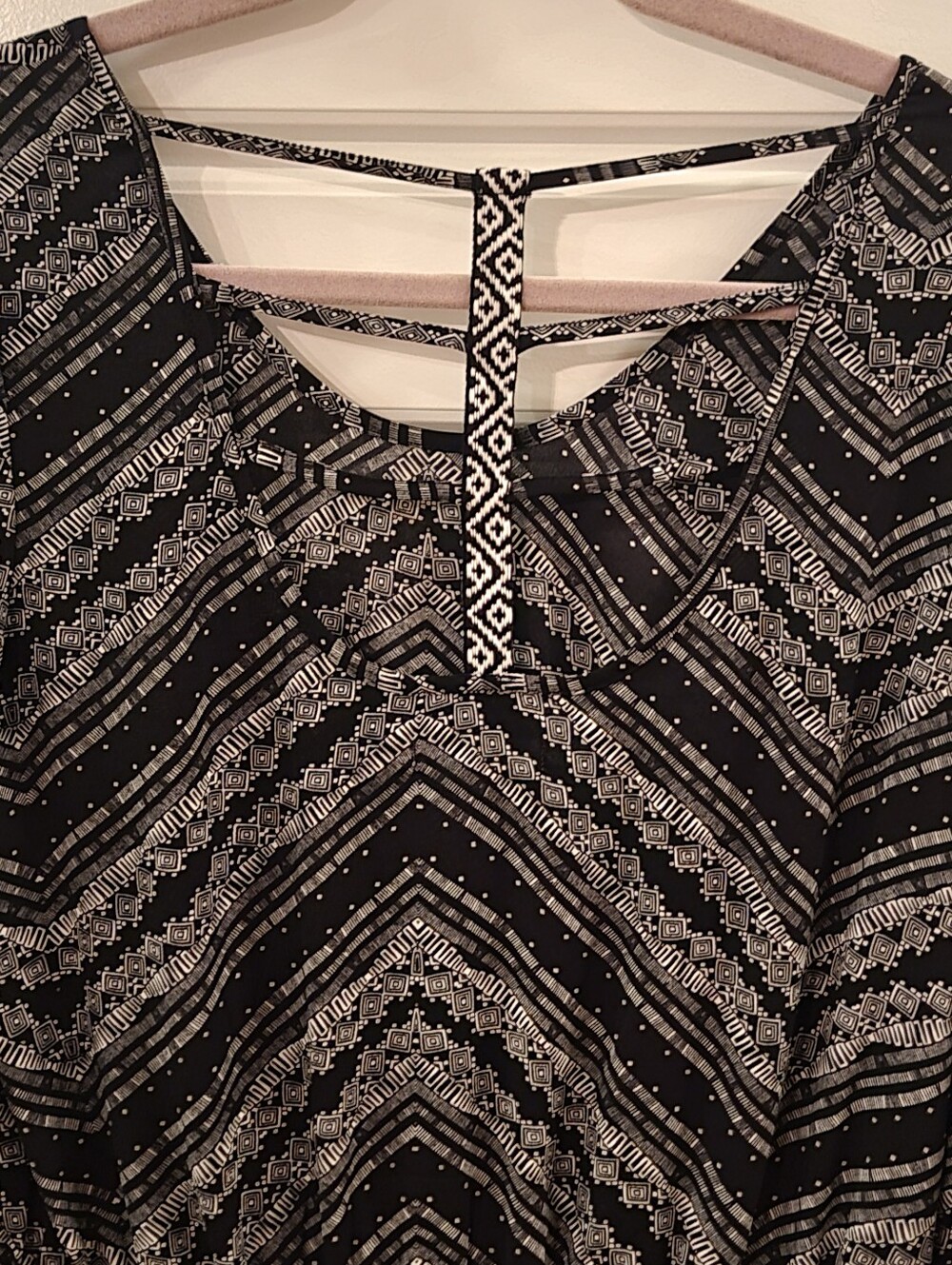 Maurices Black Patterned V‑Neck Blouse Size Small Great Condition - Picture 7 of 16